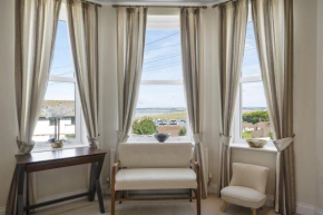 Modern Apartment Private Parking Walk to Beach